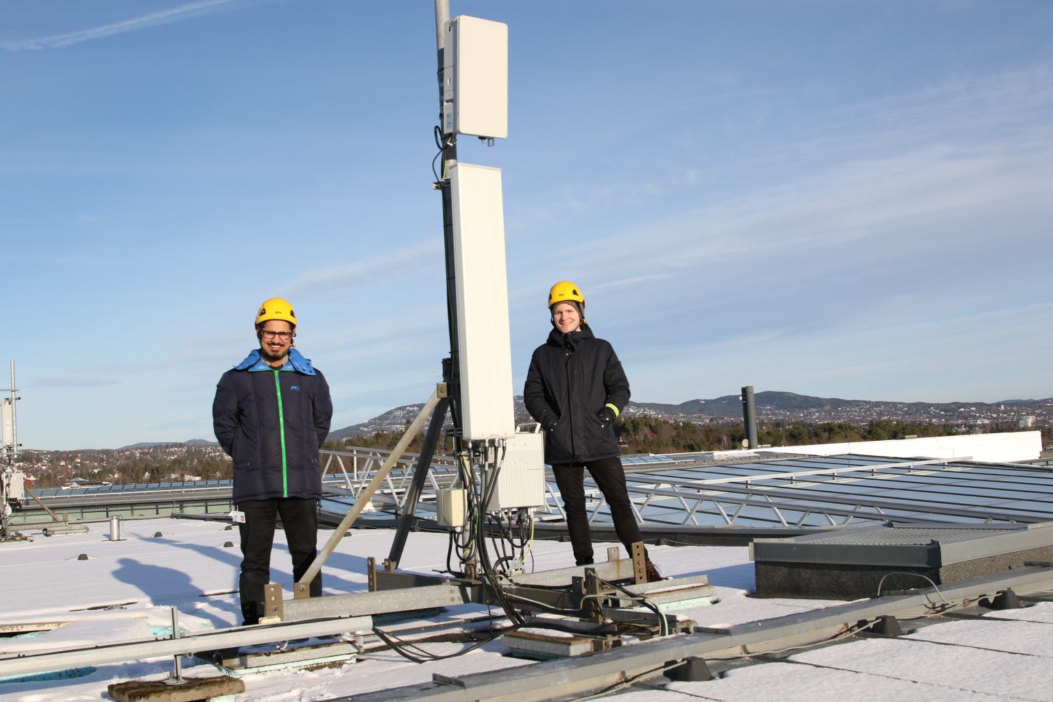 elenor Research’s Kashif Mahmood and Pål Grønsund standing next to the 5G base station at the 5G-VINNI experimentation facility site at Fornebu, Norway. The 5G-VINNI project’s objective is to accelerate the uptake of 5G in Europe.