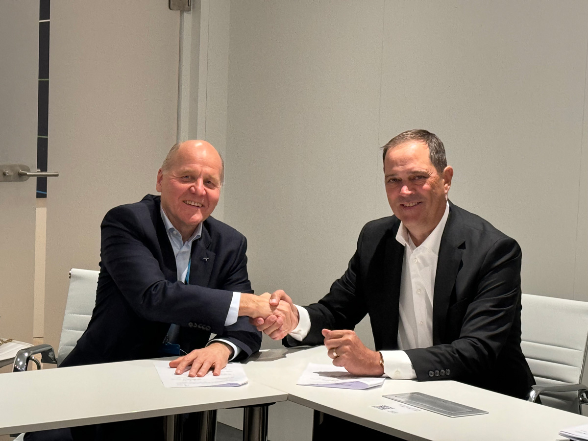 Sigve Brekke, President and CEO, Telenor Group, and Chuck Robbins, Chairman and CEO, Cisco (right) sign JPA agreement to expand collaboration
