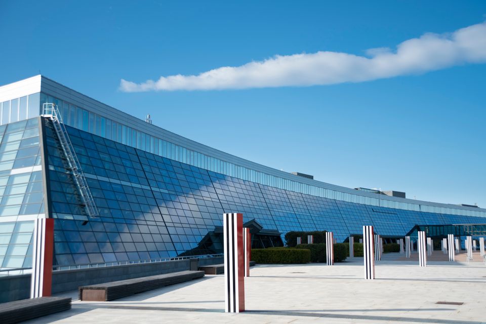 Moderne bygning med glassfasade og blå himmel