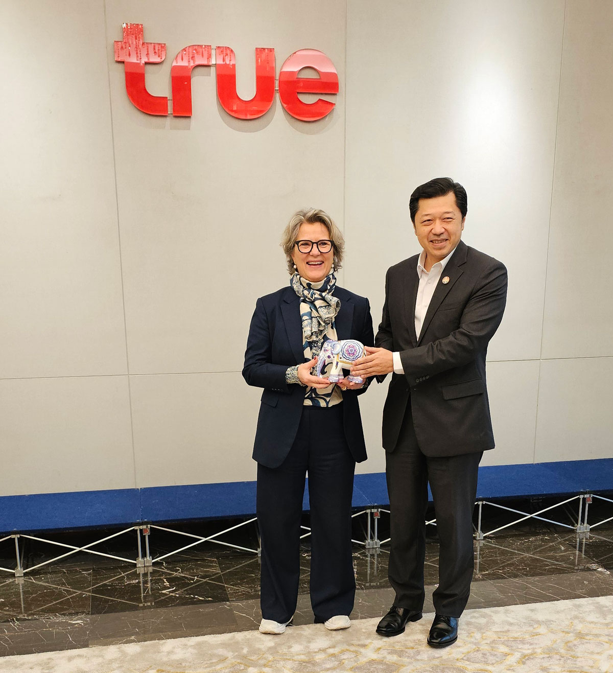 Khun Suphachai Chearavanont, owner of Arise and Benedicte Schilbred Fasmer, CEO Telenor Group