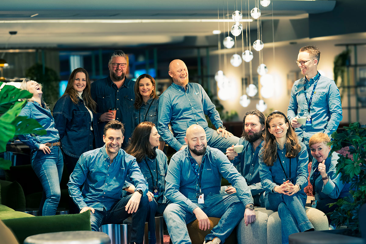 Group with denim shirt and jeans. Photo Martin Fjellanger/Telenor