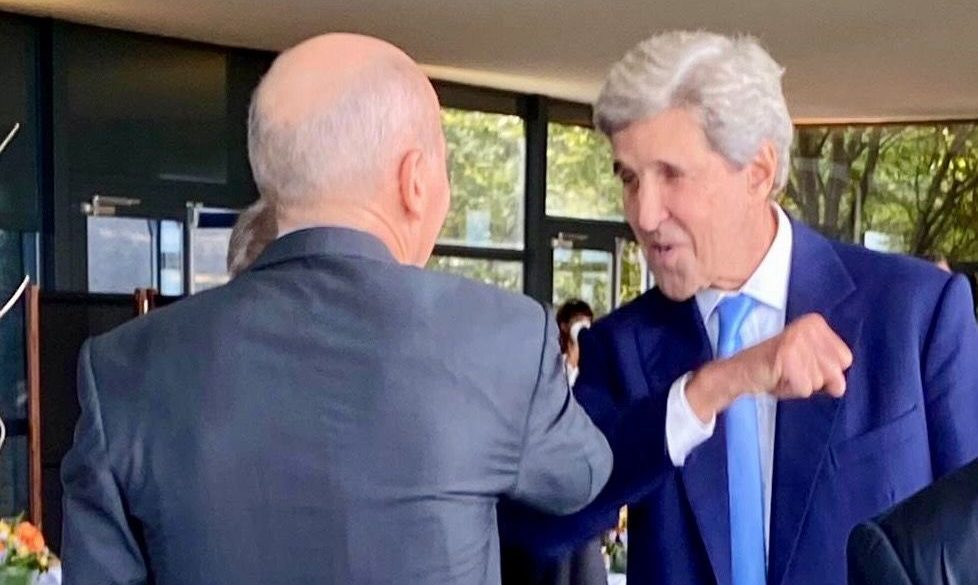 Sigve Brekke and John Kerry exchanged both elbow bumps, ideas and reflections during their meeting in Davos.